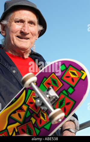 Älterer Mann mit skateboard Stockfoto