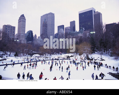 Menschen-Eislaufen im Central park Stockfoto