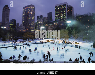 Eislaufen im Central Park bei Nacht Stockfoto