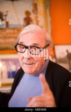 Eric Sykes Komiker und Schriftsteller in seinem Büro in London Stockfoto