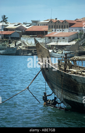 Im alten Hafen Mombasas erhält eine somalische Sambuk oder Dhau, ein wenig Wartung Stockfoto