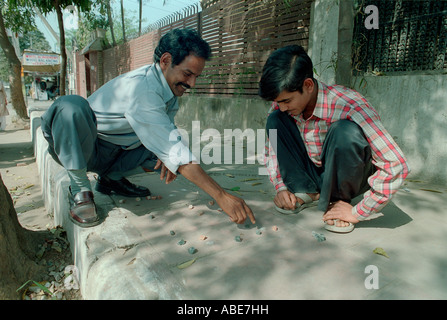 Zwei Männer, ein Spiel von Varanasi in Delhi, Indien Stockfoto