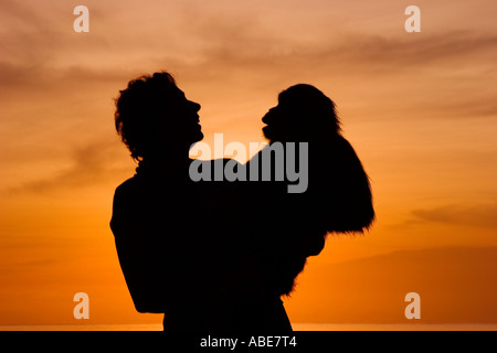 Debbie Cox von Jane Goodall Institute mit geschützten Schimpansen auf Ngamba Island im Lake Victoria Uganda Stockfoto