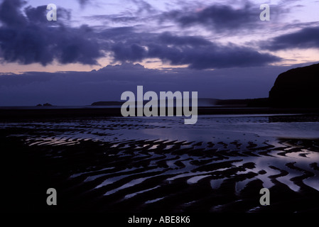 Blick auf Godrevy Point in der Nähe von Sonnenaufgang vom Strand in der Nähe von Hayle, Cornwall, UK und der South West Coast Path. Stockfoto