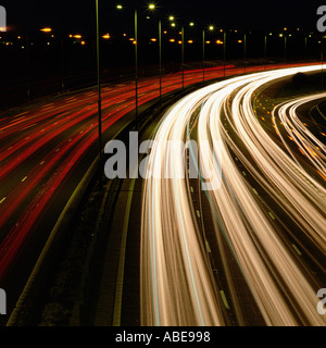 Kopf und Rückleuchten auf Autobahn Stockfoto