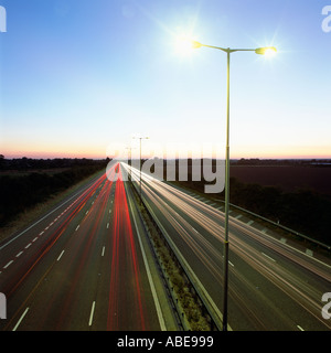 Kopf und Rückleuchten auf Autobahn Stockfoto