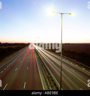 Kopf und Rückleuchten auf Autobahn Stockfoto