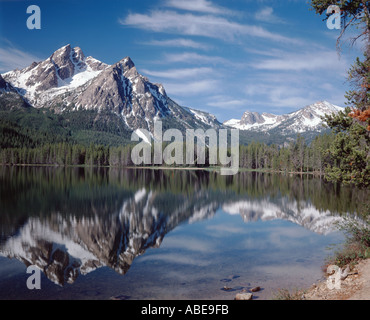 Sägezahn nationaler Erholung-Bereich of Idaho zeigt Mount McGowan spiegelt sich in den Wassern des Sees Stanley Stockfoto