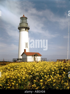 Yaquinna Head Leuchtturm ragt in den Himmel in der Nähe von Newport auf der Central Oregon Küste Stockfoto