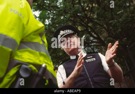 Sir Ian Blair Metropolitan Police Commissioner auf Patrouille mit Polizisten in Dalston, Hackney, London, UK Stockfoto