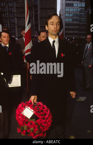 Mitglieder der nationalen Front Rallye am Ehrenmal am Remembrance Sunday London und bereiten sich auf legen Kränze Stockfoto