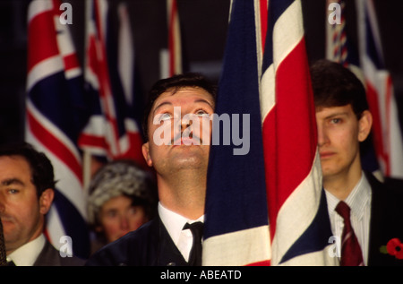 Mitglieder der nationalen Front Rallye am Ehrenmal am Remembrance Sunday London Stockfoto