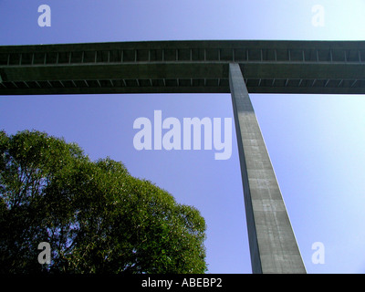 Hohe Autobahnbrücke Stockfoto