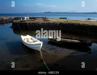 In einem kleinen Hafen in der Nähe von Roundstone ist Galway, Irland, der Kontrast zwischen den neuen Kunststoff und alte geteerten Leinwand Booten offensichtlich Stockfoto