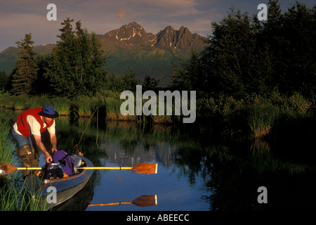 Mann von seinem Kajak auf Rabbit Creek in Palmer Heu Wohnungen State Game Refuge, Alaska Fliegenfischen Stockfoto