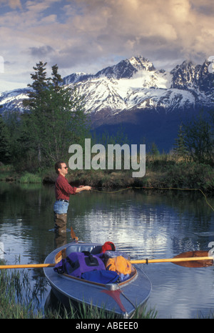 Mann von seinem Kajak auf Rabbit Creek in Palmer Heu Wohnungen State Game Refuge, Alaska Fliegenfischen Stockfoto