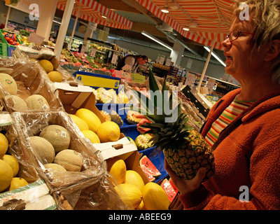 Person Verbraucher Frau im zarten Alter von 40 bis 50 Jahren Einkauf im Supermarkt in Abteilung für Obst Stockfoto