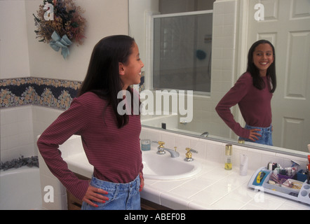 Tween Tweens Mädchen 11-13 Jahre alten Selbst bewundern in Bad spiegel Reflexion - gemischt. Stockfoto