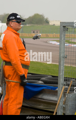 Marschall und farbigen Sicherheitsflaggen an Rennstrecke Stockfoto