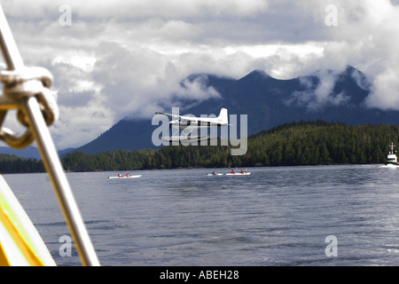 Flugzeug-Kajakfahrer und Bergen von an Bord eine Whale-watching Boot zu schweben Stockfoto