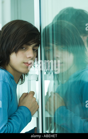 Teenboy,-Schiebe-Glasschiebetür öffnen Stockfoto