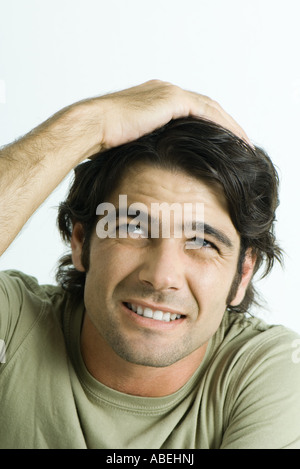 Mann hält Kopf und Blick nach oben, Kopf und Schultern, Porträt Stockfoto