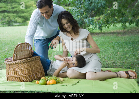 Familie mit Picknick auf der Wiese Stockfoto