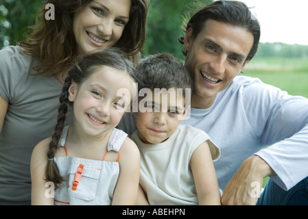 Familie im Freien, lächelnd in die Kamera, Porträt Stockfoto