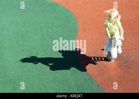 Mädchen sitzen auf Spielplatz rocking Horse, hoher Winkel Ansicht Stockfoto