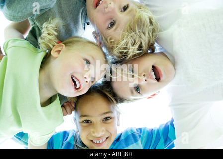 Vier Kinder scharen, niedrigen Winkel Ansicht Stockfoto
