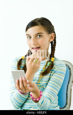 Preteen Mädchen Lippenstift, Blick in die Kamera Stockfoto