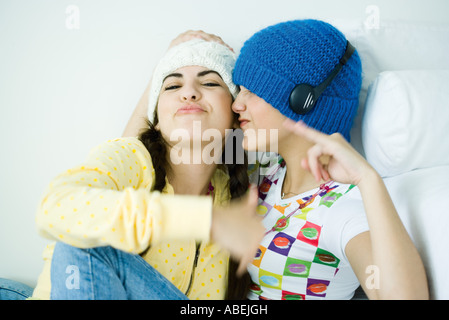 Zwei junge Freundinnen anhören von Musik Stockfoto