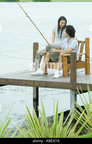 Paar-Angeln am pier Stockfoto