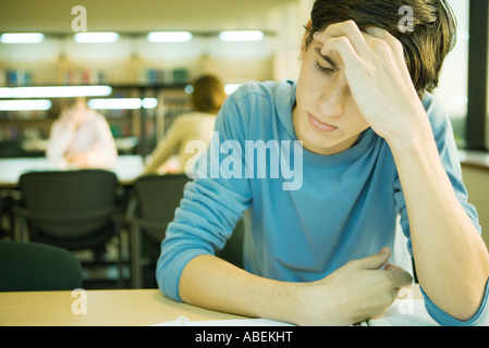 Männliche College-Studenten sitzen in Bibliothek, Studium Stockfoto