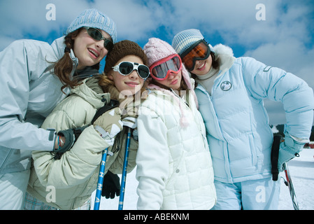 Junge Skifahrer stehen auf Skipiste, Porträt Stockfoto