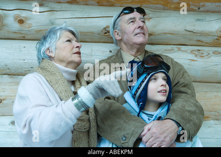 Älteres Paar mit Enkel in Winterkleidung, Porträt Stockfoto