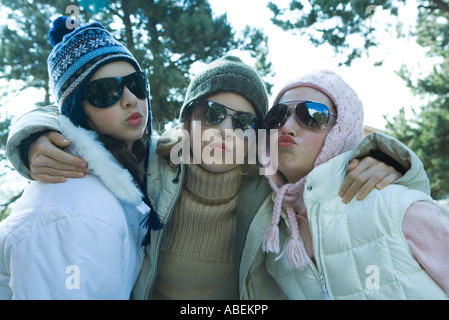 Junge Freunde in Winterkleidung, kräuseln in die Kamera, Porträt Stockfoto