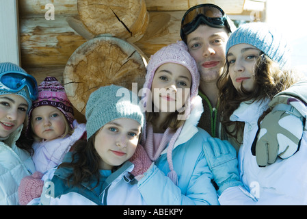 Junge Freunde tragen Winterkleidung, Porträt Stockfoto