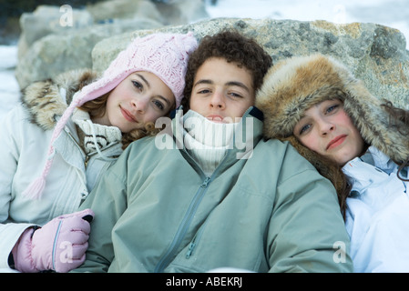 Junge Freunde tragen Winterkleidung, Porträt Stockfoto