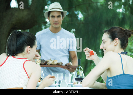 Familie im Freien zu essen Stockfoto