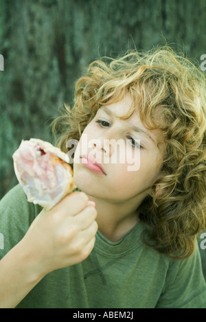 Junge Inspektion gegrillte Hähnchenschenkel Stockfoto