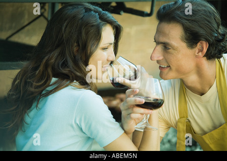 Paar, trinken Rotwein mit Armen verbunden Stockfoto