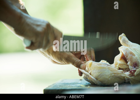 Mann zerschneiden Huhn, Bewegungsunschärfe, Nahaufnahme Stockfoto