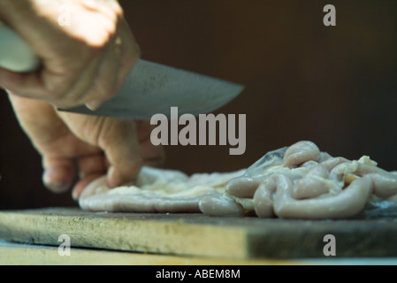 Mann Schneiden von Fleisch, close-up Stockfoto