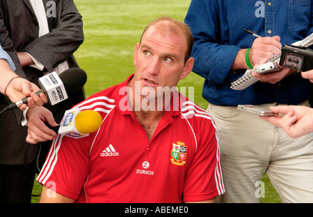 Lawrence Frank England und British and Irish Lions professionelle Rugby-Spieler im Gespräch mit der Zeitung und Radio Sportjournalisten Stockfoto