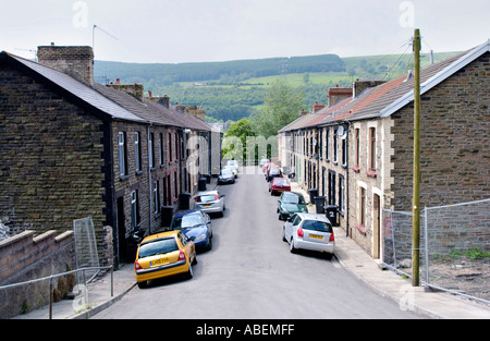 Reihenhäuser mit Autos parkten außerhalb in Merthyr Vale ein ehemaliger Kohle-Bergbau-Dorf in der Nähe von Merthyr Tydfil South Wales Valleys UK Stockfoto