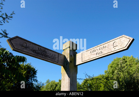 Wegweiser Schild, Wanderer auf der Strecke von Offas Dyke an Gladestry Powys Mid Wales UK Stockfoto