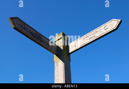 Wegweiser Schild, Wanderer auf der Strecke von Offas Dyke an Gladestry Powys Mid Wales UK Stockfoto