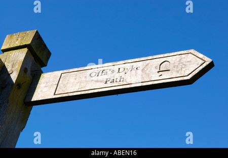 Wegweiser Schild, Wanderer auf der Strecke von Offas Dyke an Gladestry Powys Mid Wales UK Stockfoto