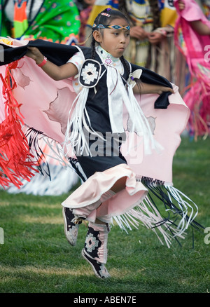 Ein Indianer in voller Montur nimmt Teil an einem ausgefallenen Tanzwettbewerb bei einem Powwow im Norden Utahs Stockfoto